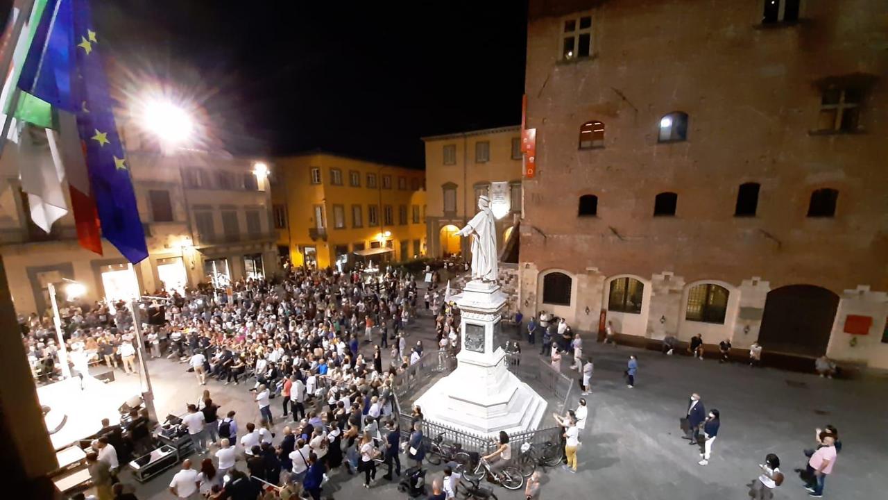 Matteo Salvini sul palco durante il comizio