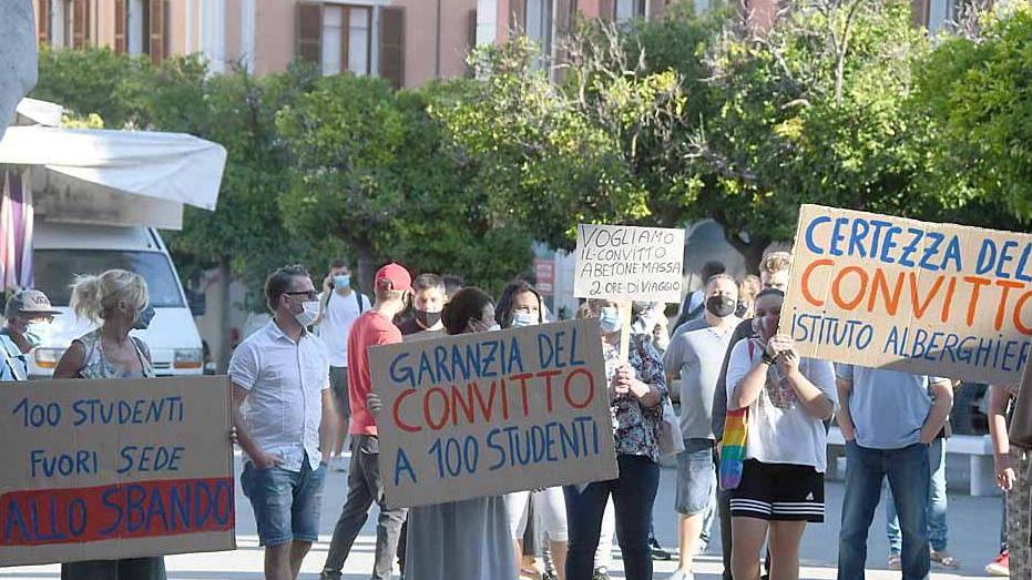 Dimezzati i posti al convitto genitori del Minuto in piazza