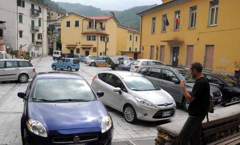 Colonnata, ristoratori contro il divieto di sosta in piazza 