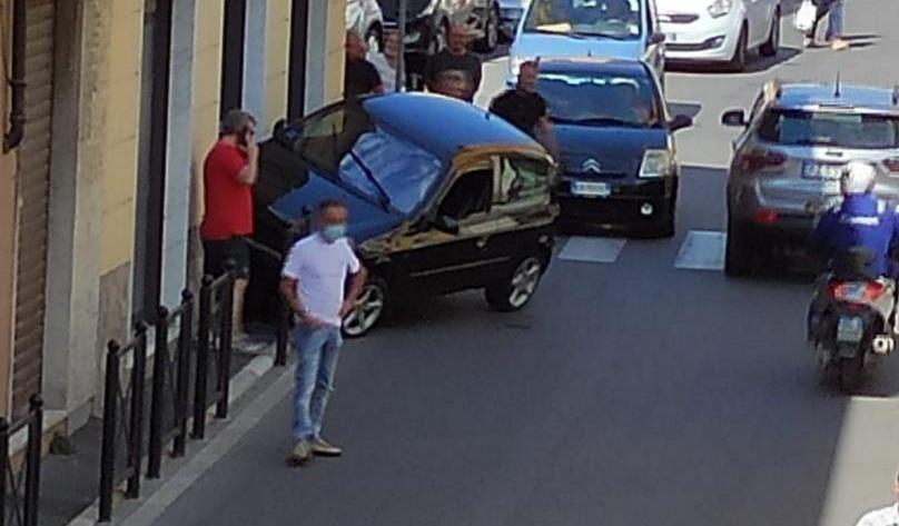 Auto sul marciapiede in via Menconi ad Avenza Insorgono i residenti 