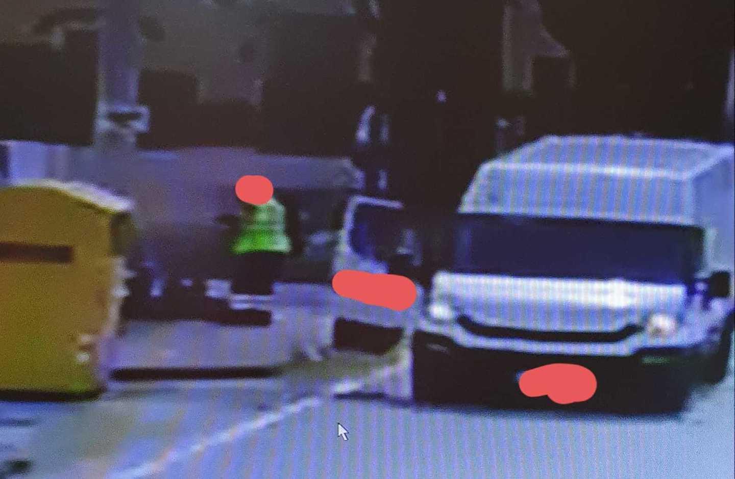Inchiodato dal video mentre getta sacchi di rifiuti 