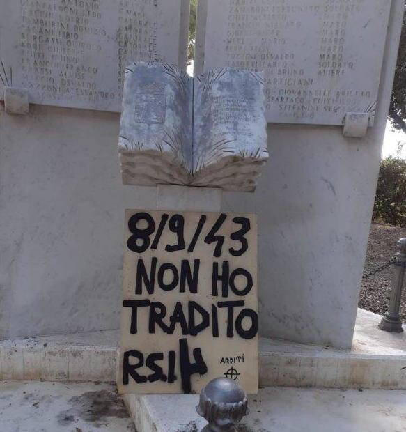 Un cartello per la Rsi sulla lapide ai Caduti Condanna unanime 