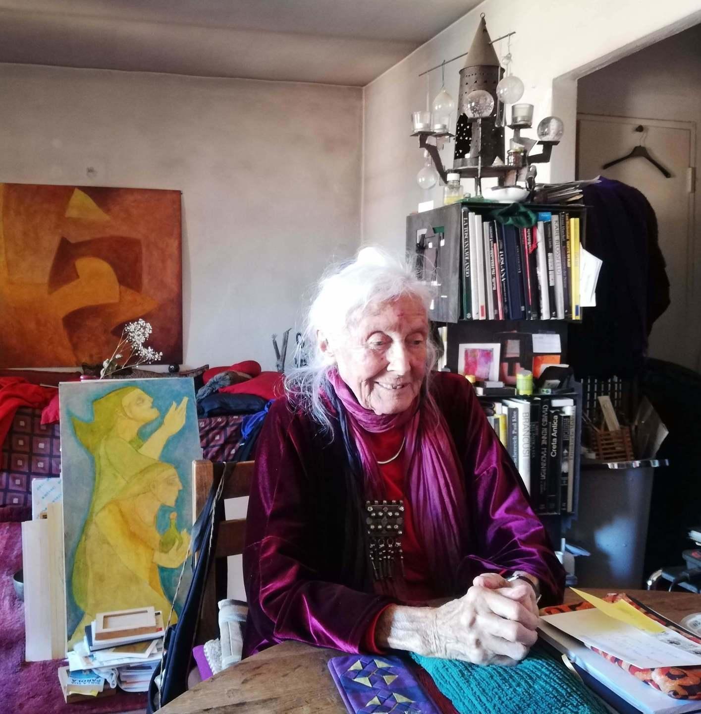 La pittrice novantenne De Nève messa alla porta dello studio 