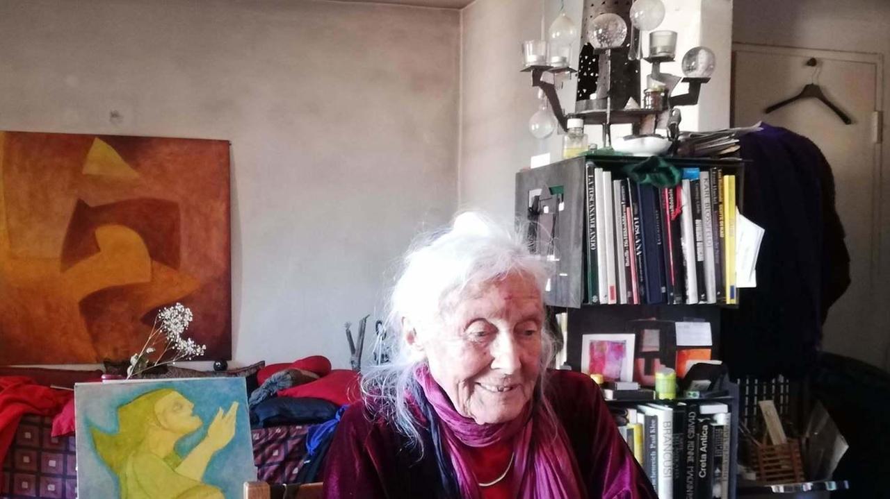 La pittrice novantenne De Nève messa alla porta dello studio