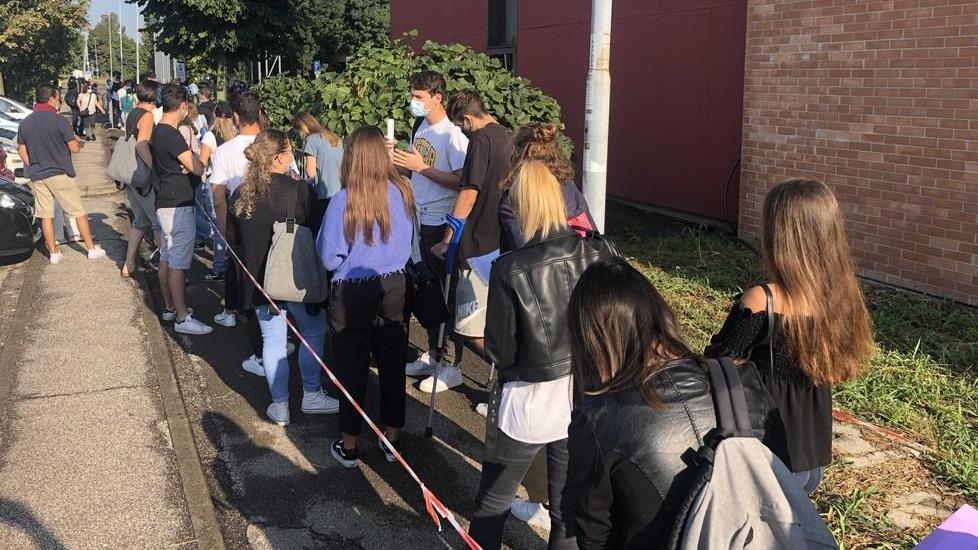 La carica dei 1.100 dentro le Fiere con mascherine e voglia di lavoro