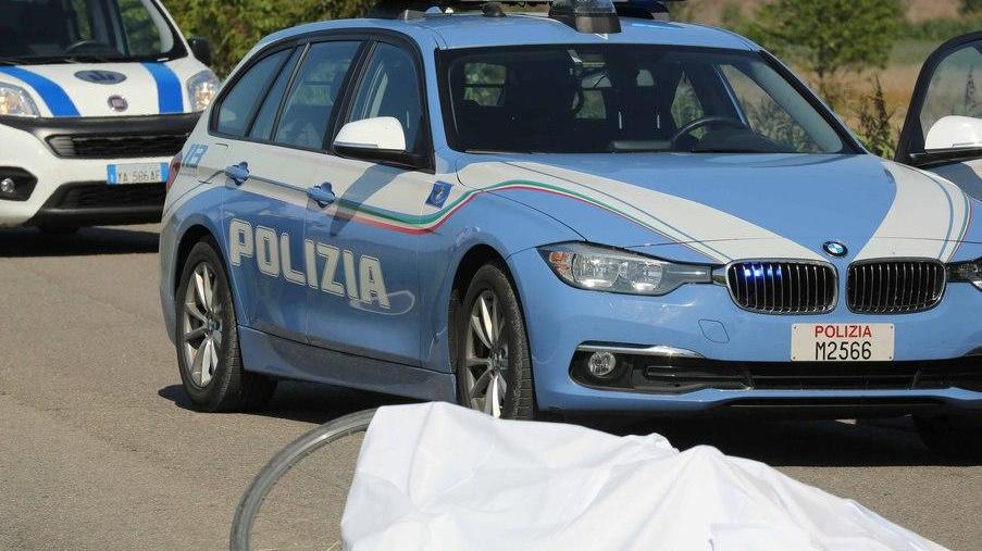 Ciclista travolto e ucciso da un camion La polizia cerca il conducente in fuga