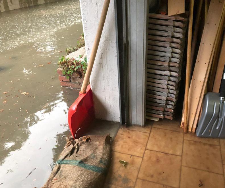 Garage e tavernette finiscono sott’acqua «Il solito problema» 