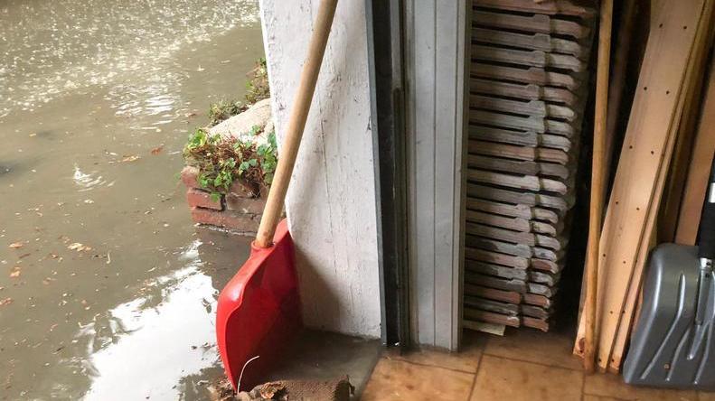 Garage e tavernette finiscono sott’acqua «Il solito problema»