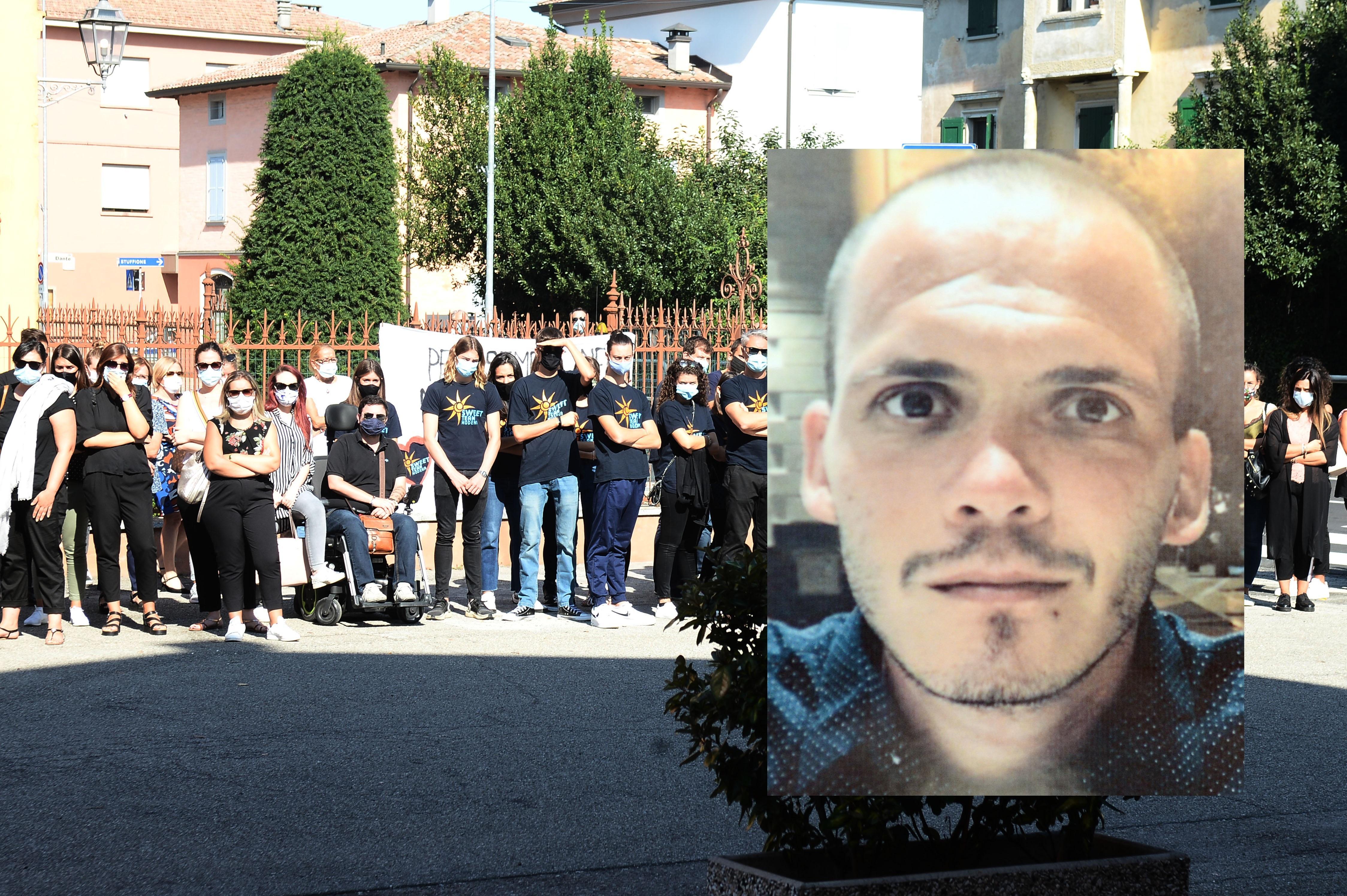 Modena, ultimo abbraccio a “Garro”: «Resterai nei nostri sorrisi» 