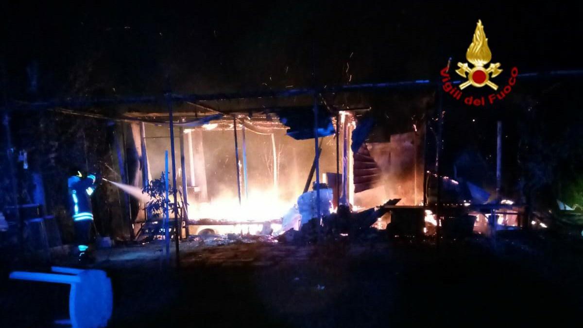 Le squadre dei vigili del fuoco in azione a Castelnuovo