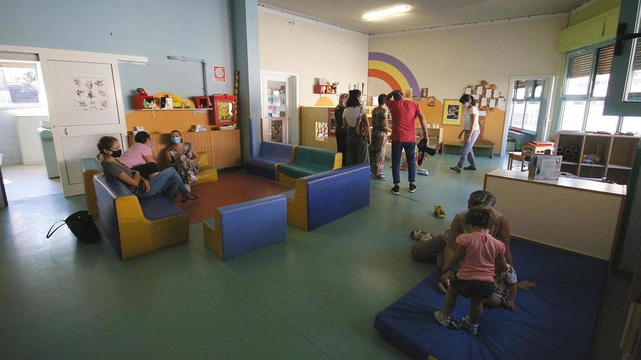 Prima il termoscanner misura la febbre, poi c’è l’ingresso nel gruppo “bolla”