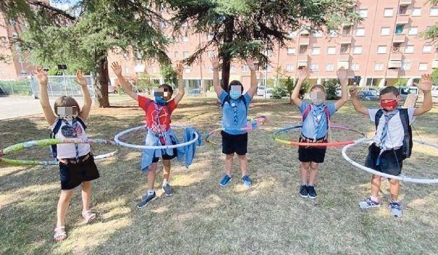Cinque ragazzi giocano con l’hula hoop ai giardini