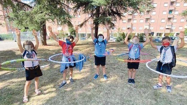 Cinque ragazzi giocano con l’hula hoop ai giardini