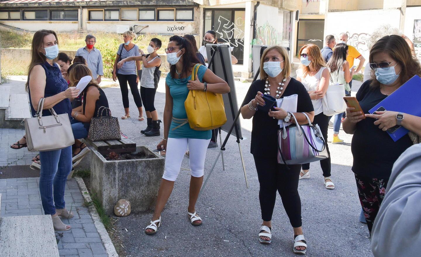 Le maestre in attesa ieri della chiamata fuori dell’alberghiero di via Meda