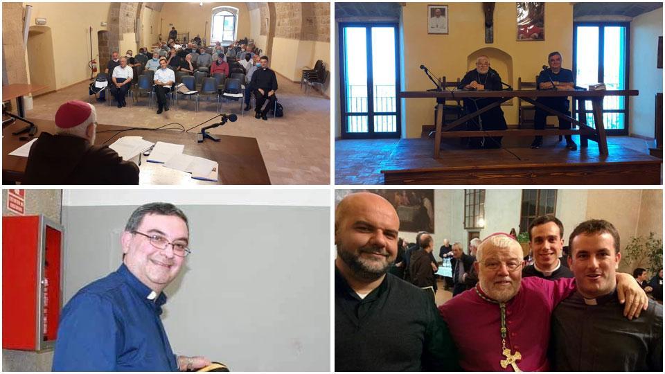In alto due momenti dell’assemblea della Diocesi di Sovana-Pitigliano-Orbetello presieduta dal vescovo Giovanni Roncari. In basso don Luca Caprini parroco di Pitigliano e vicario della Diocesi e nella foto di gruppo da sinistra don Carlo Brizzi, il vescovo Giovanni Roncari e don Emanuele Bossini: dietro al vescovo don Stefano Scotto