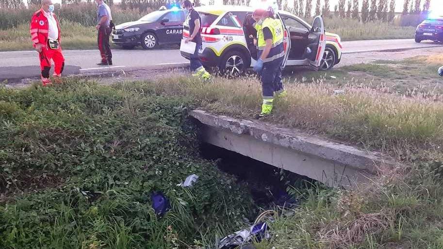Gualtieri, esce di strada con la moto e sbatte sul muretto