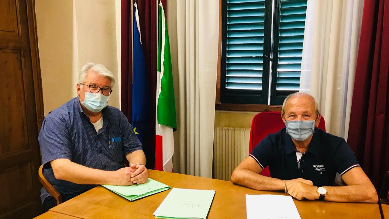 L'assessore alle politiche sociali, Alessandro Tafi, e il presidente della sezione soci Unicoop Castelfiorentino, Carlo Vezzosi