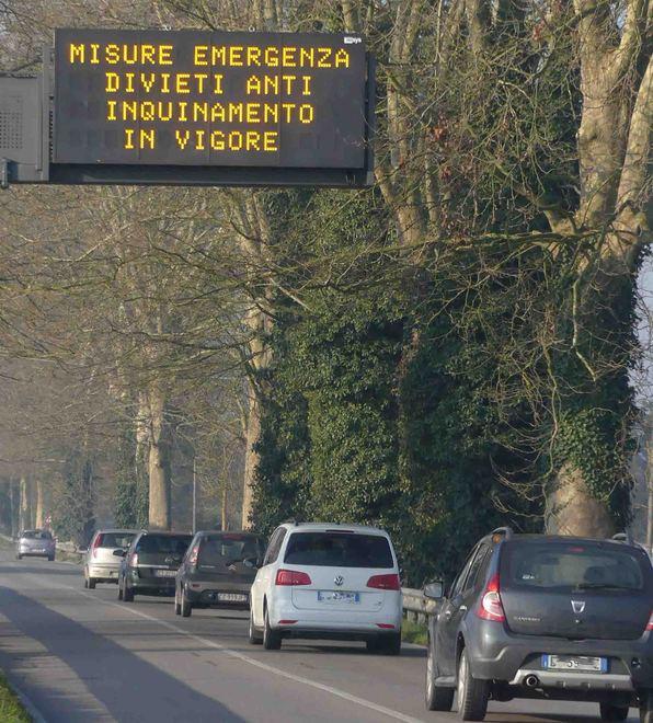Ferrara, lo smog aiuta contagi e decessi: «Relazione tra pm 10 e il virus» 