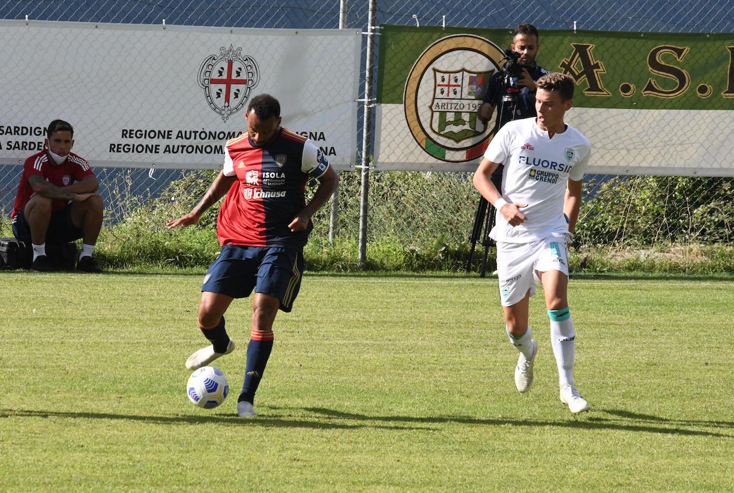Joao Pedro in azione contro l'Olbia nell'amichevole di Aritzo (foto massimo locci)