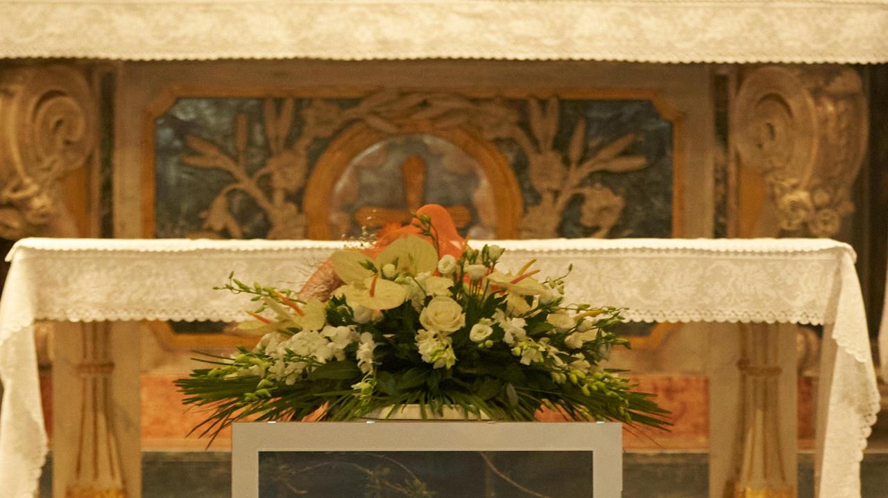 La gigantografia di Mattia Casalini davanti alla bara (foto Carlo Sestini)
