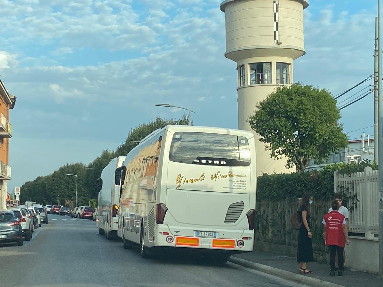 Dopo l'incidente mortale lungo i binari a Fornacette sono stati messi a disposizione autobus alla stazione di Pontedera per consentire ai passeggeri di raggiungere Pisa Centrale (Foto Franco Silvi)