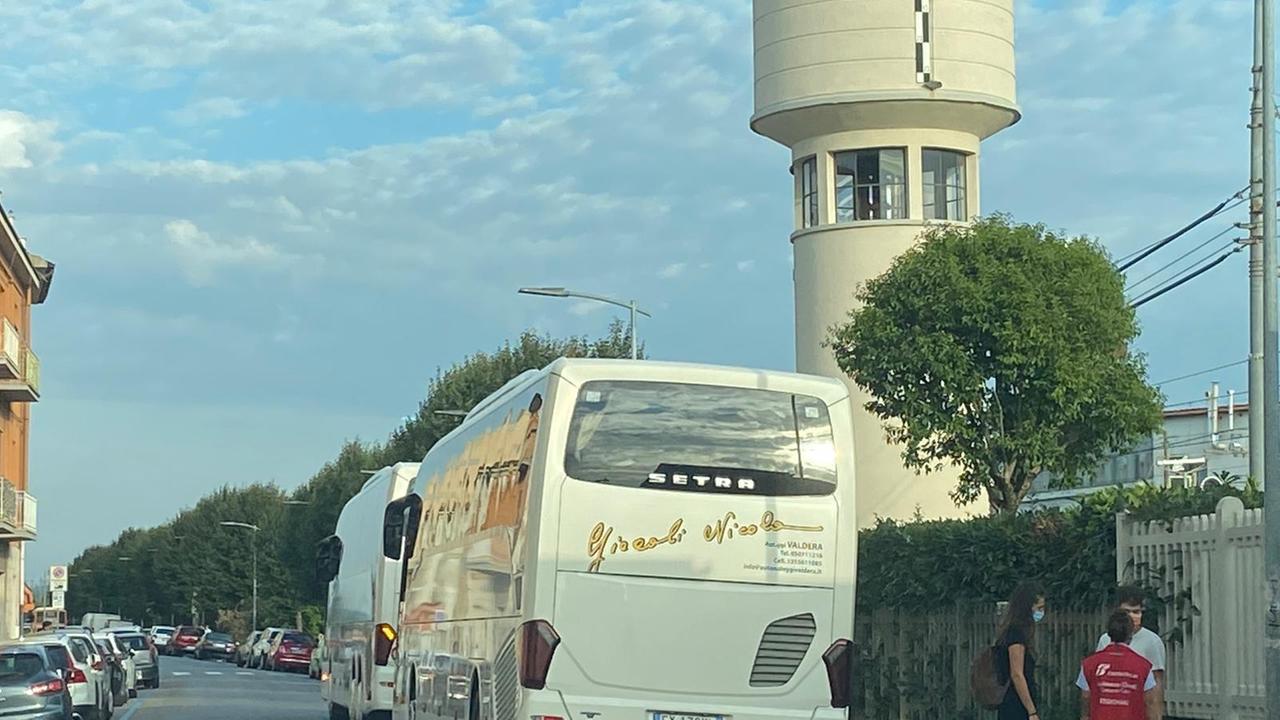 Dopo l'incidente mortale lungo i binari a Fornacette sono stati messi a disposizione autobus alla stazione di Pontedera per consentire ai passeggeri di raggiungere Pisa Centrale (Foto Franco Silvi)