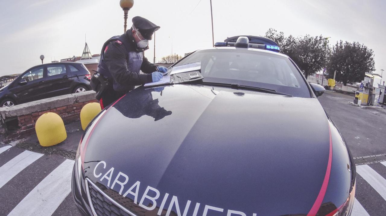 Una macchina dei carabinieri impegnata nei controlli in città (Foto d'archivio)