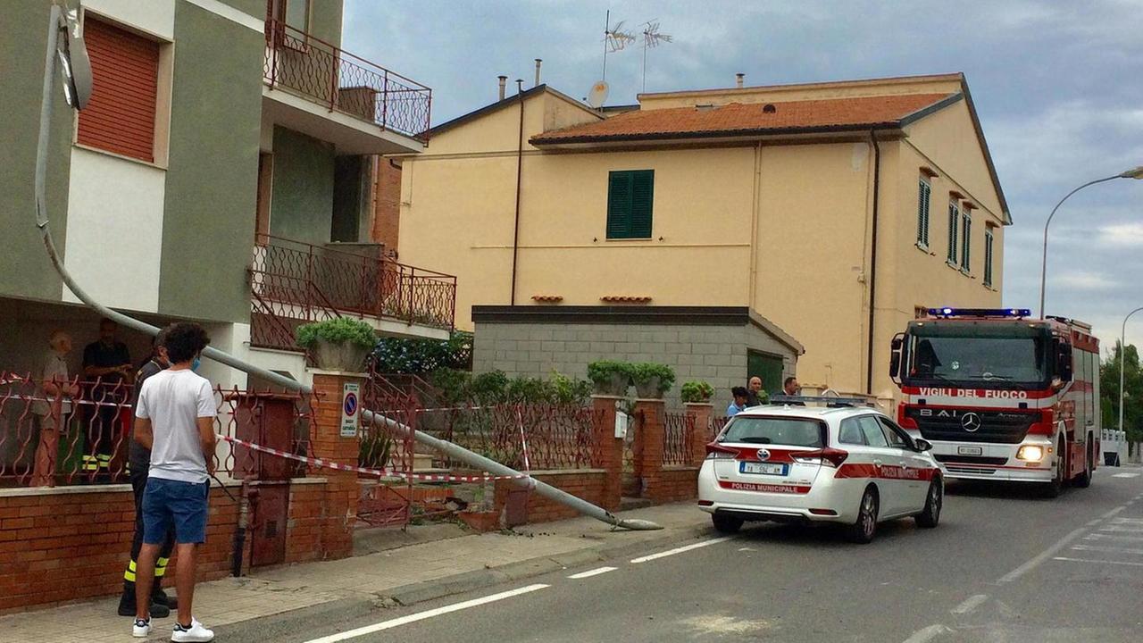 Il palo della luce abbattuto (foto Michele Falorni/Silvi)