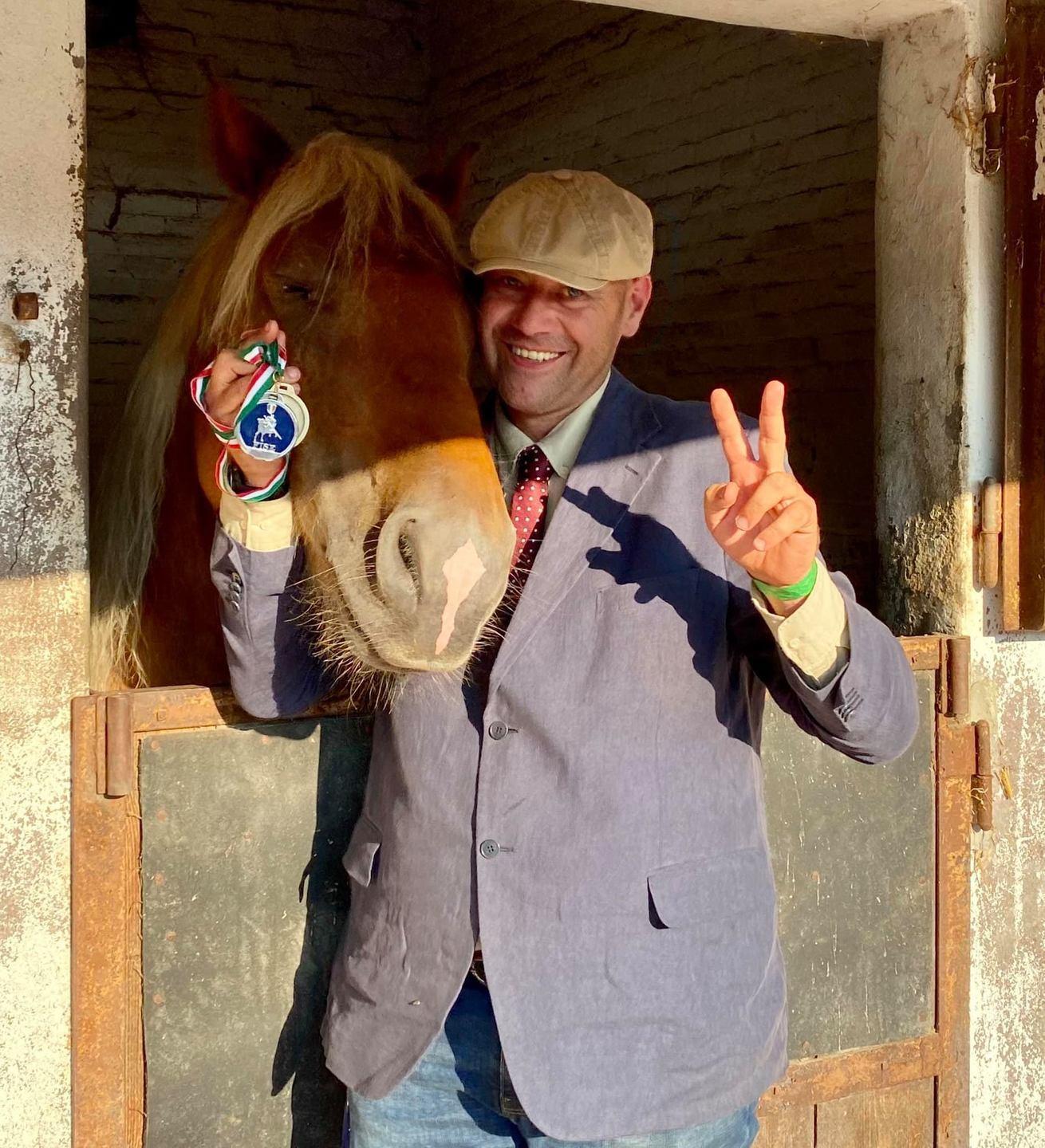 Matteo Orienti con il cavallo Montebello e la medaglia conquistata