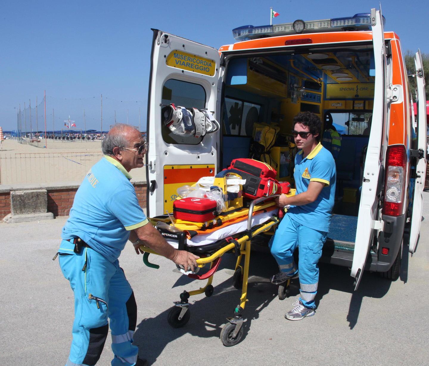 Muore a 84 anni mentre fa il bagno in mare 