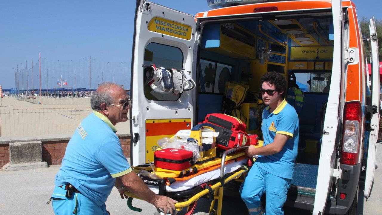 Muore a 84 anni mentre fa il bagno in mare