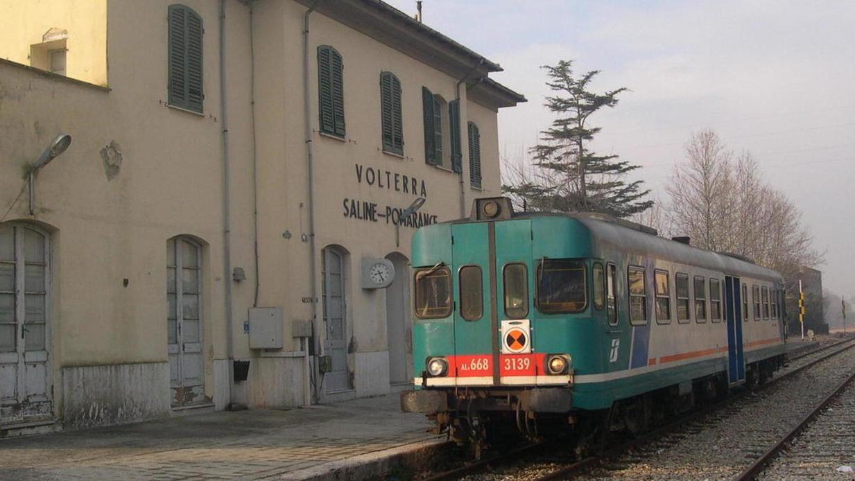 Il treno resta fermo Per i pendolari ci sono i pullman