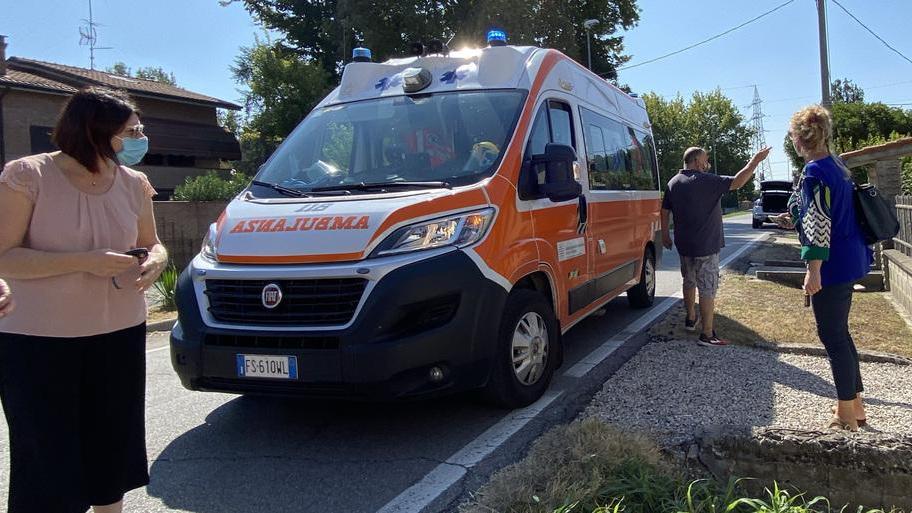Anziana cade dalla bicicletta