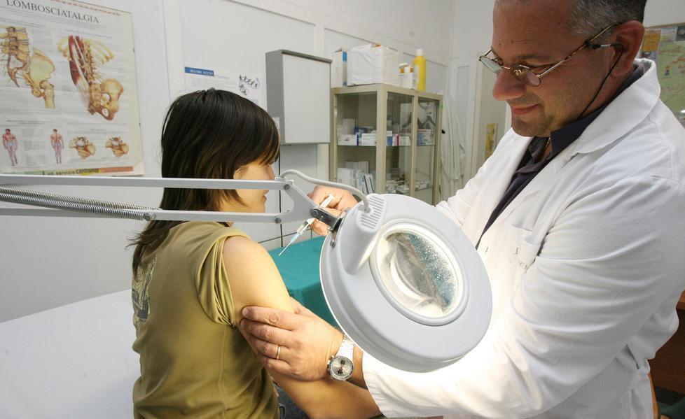 Influenza, quasi 100mila dosi Più vaccini per anziani e bimbi 