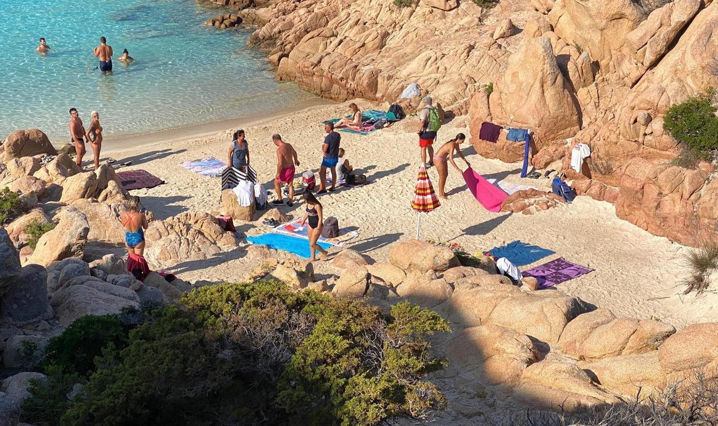 A Cala Coticcio solo con la guida, ma nessuno rispetta i divieti 