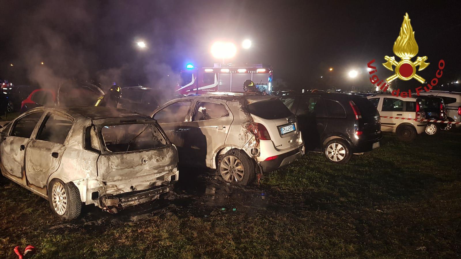 Modena, incendio nel parcheggio della Festa Pd tre auto distrutte e altre 4 danneggiate 