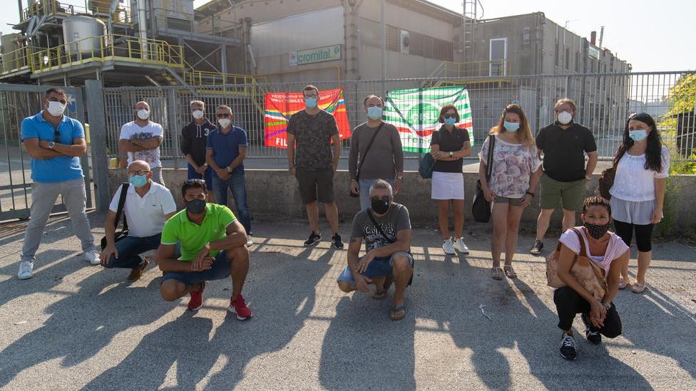 San Giovanni di Ostellato, lavoratori Cromital in sciopero: «Il nostro futuro è in pericolo»