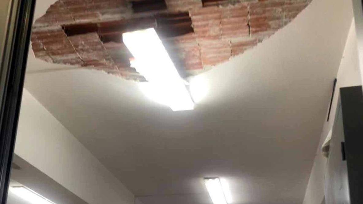 Lavori a tutti i soffitti al liceo Pascoli, accoglienza in aula solo per i più piccoli