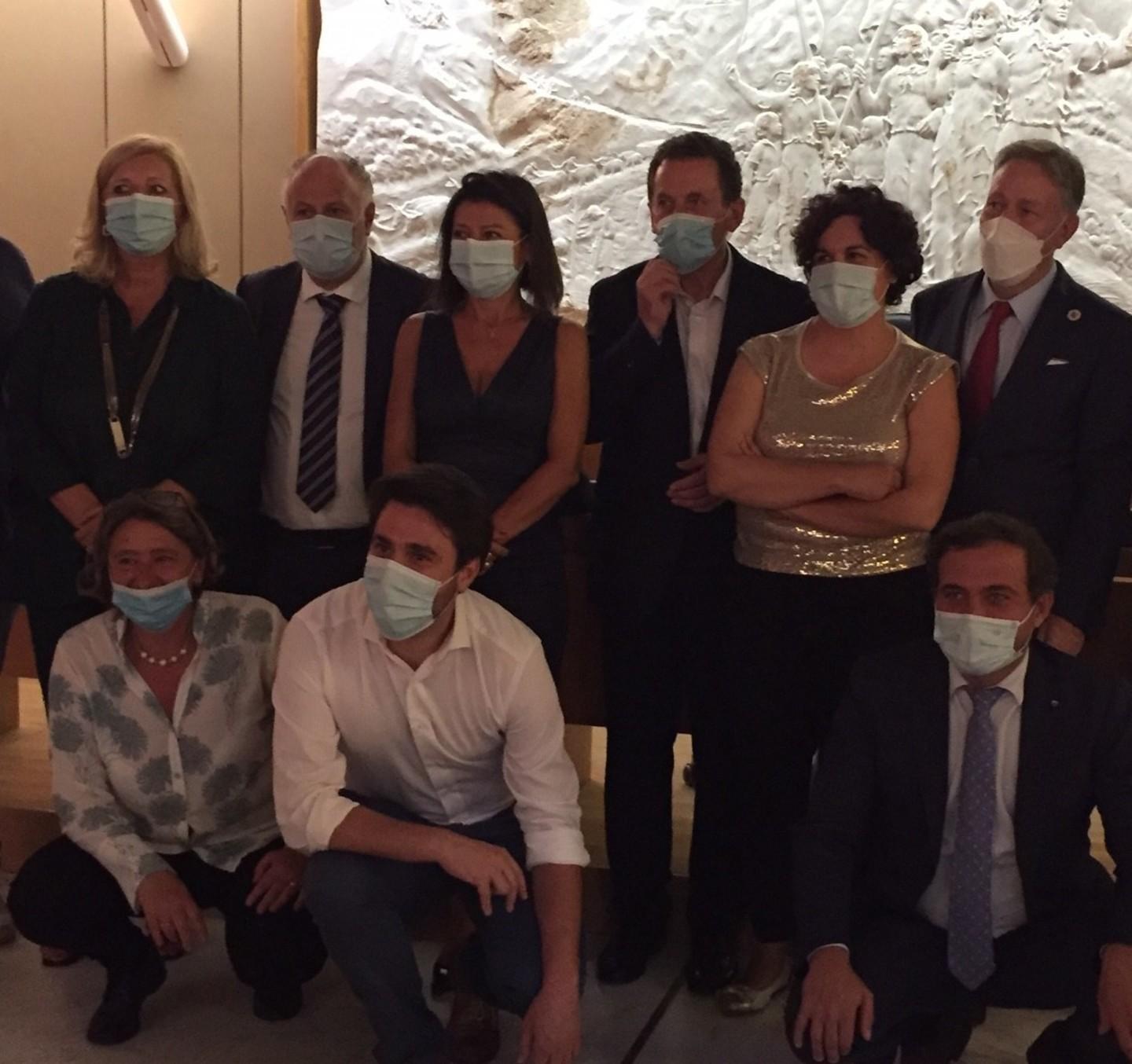 Foto di gruppo nella sala della Resistenza di Palazzo Ducale