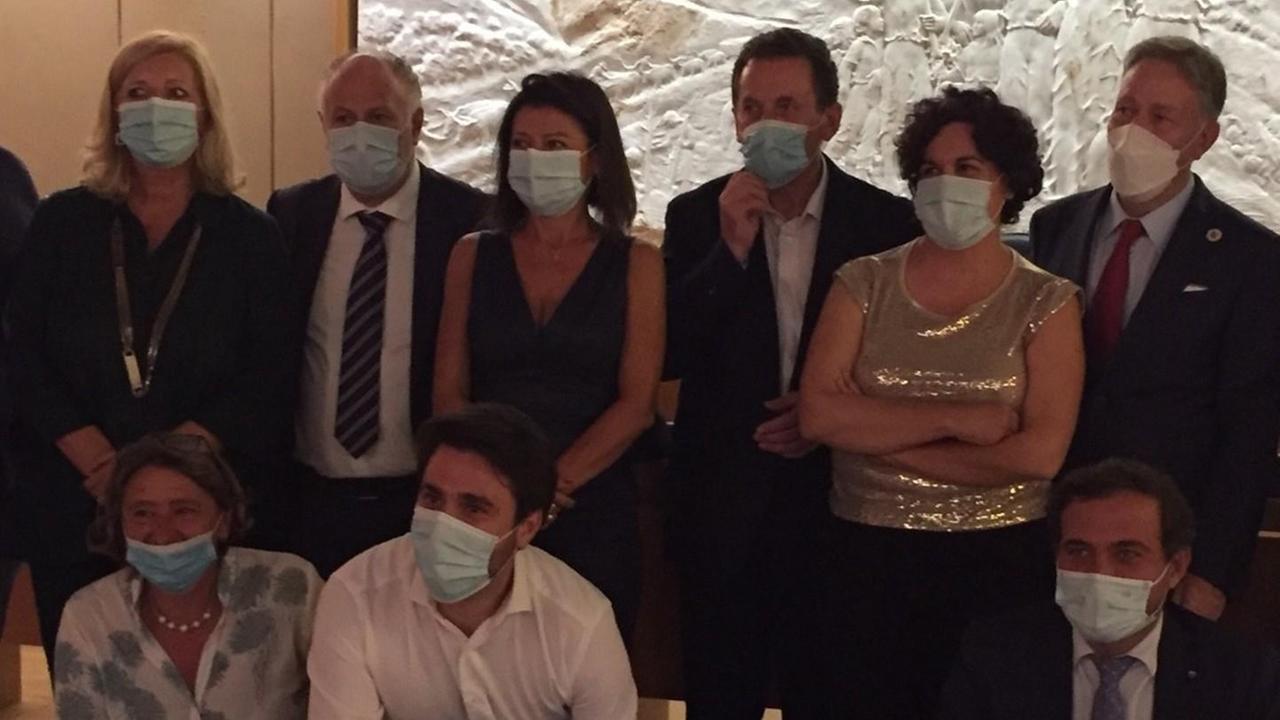 Foto di gruppo nella sala della Resistenza di Palazzo Ducale