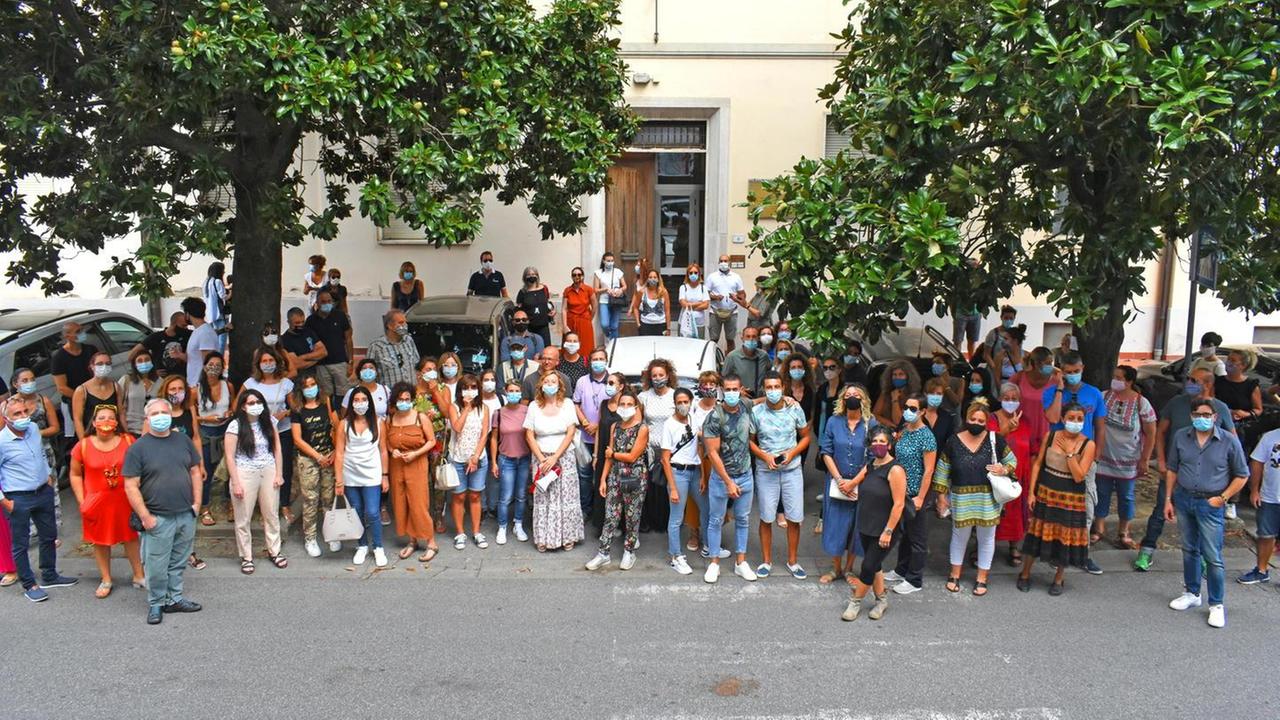 Gli insegnanti precari che ieri hanno manifestato davanti all’Ufficio scolastico provinciale