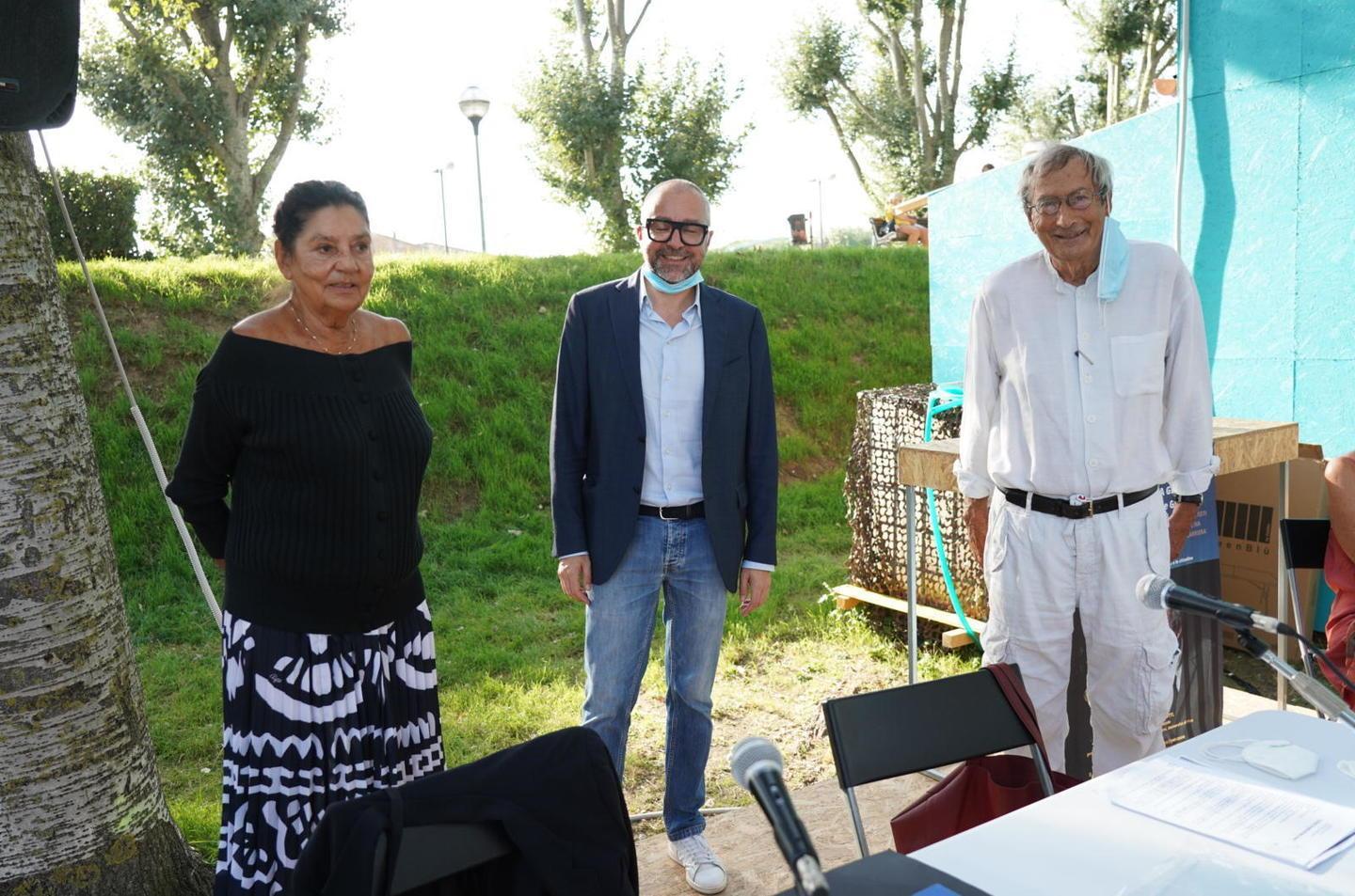 Giovanna Daddi, il sindaco Matteo Franconi e Dario Marconcini ieri durante il tributo alla coppia nella vita e in ambito artistico