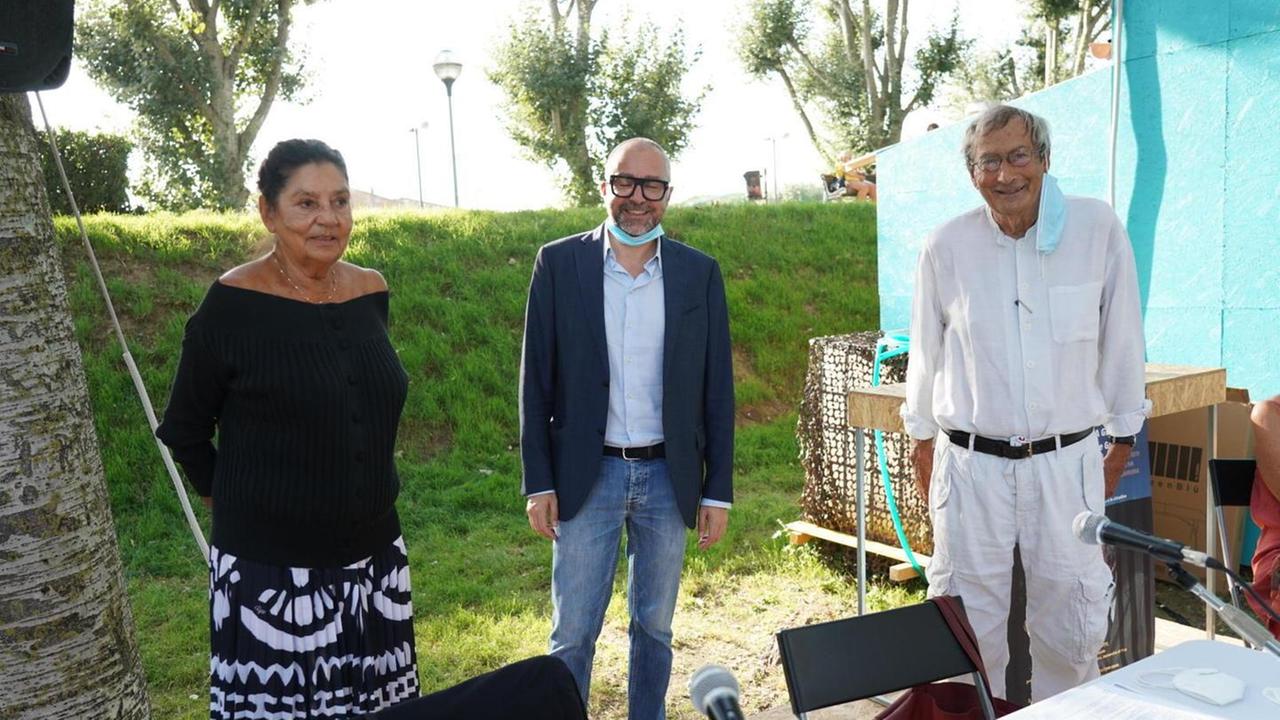 Giovanna Daddi, il sindaco Matteo Franconi e Dario Marconcini ieri durante il tributo alla coppia nella vita e in ambito artistico