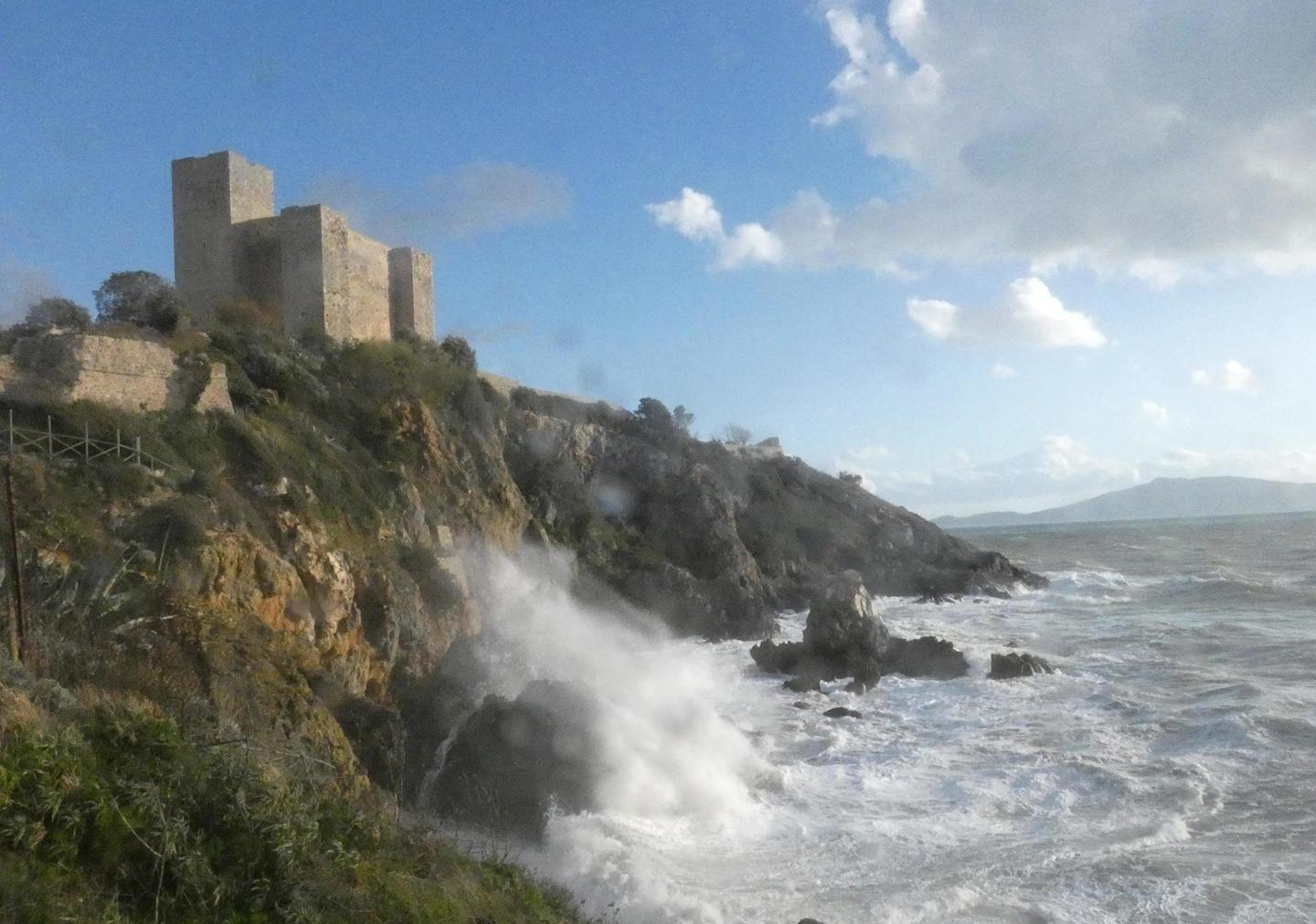 Dalla rocca il profumo del mare:Talamone, uno sguardo all’infinito 