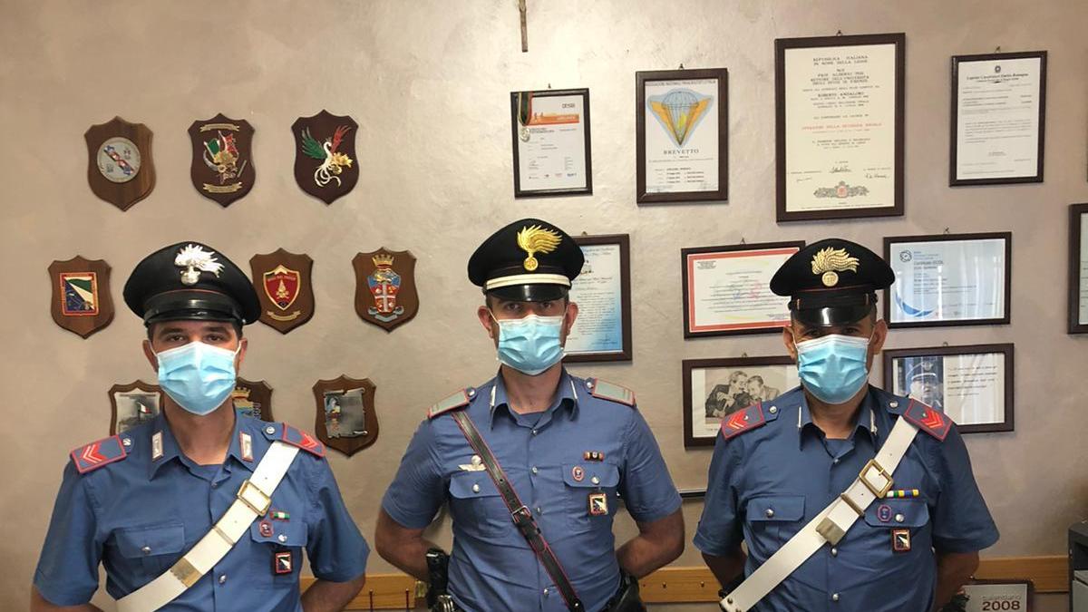 Le banconote e i cellulari sequestrati dai carabinieri allo spacciatore di Gulatieri