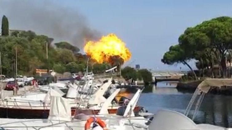La colonna di fuoco causata dall'esplosione delle bombole di gas Gpl a Santa Liberata