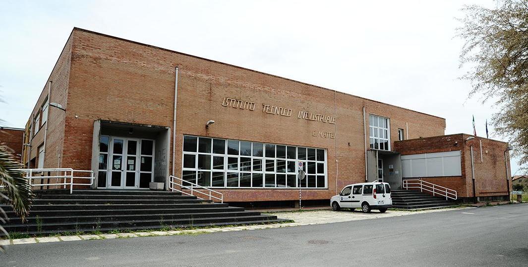 L'esterno dell'Isis Mattei a Rosignano Solvay