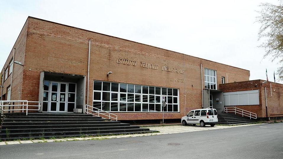 L'esterno dell'Isis Mattei a Rosignano Solvay