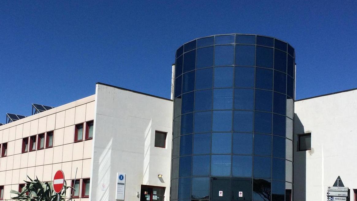 L'esterno dell'ospedale di Cecina