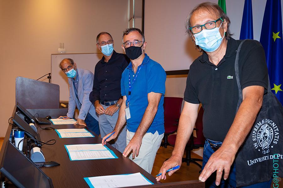 Da sinistra, Katsanevas, Benedetti-Cecchi, Losurdo e Alberto Castelli, direttore del dipartimento di Biologia, alla firma dell'accordo (Foto di Massimo D'Andrea)